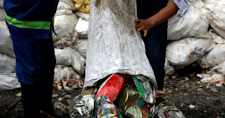 Les déchets de l'Everest transformés en oeuvres d'art