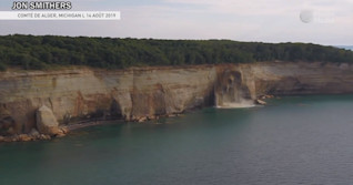 Une falaise s'effondre tout près de kayakistes