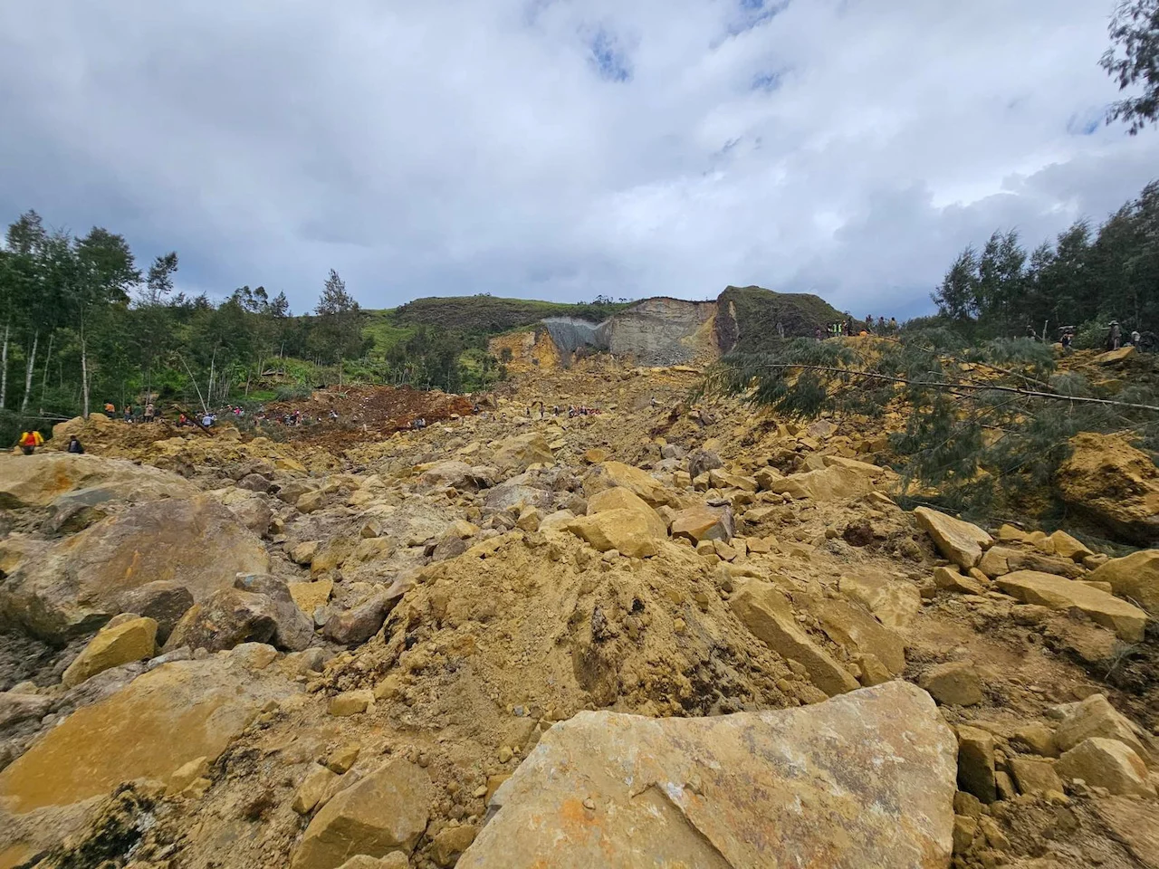 PAPUA-LANDSLIDE/Emmanuel Eralia via REUTERS