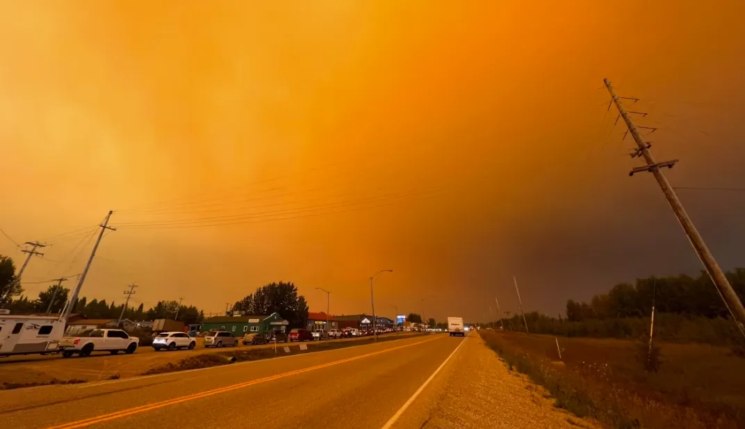 CBC: Cars lined up to leave Hay River, N.W.T., on Sunday afternoon. (Carla Ulrich/CBC)