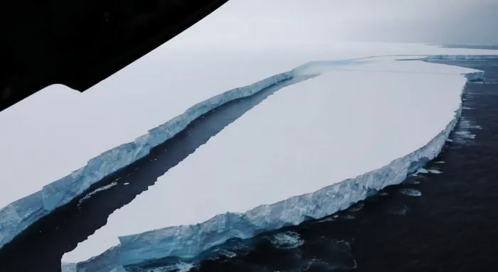 Le plus grand iceberg du monde part à la dérive