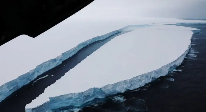 Le plus grand iceberg du monde part à la dérive