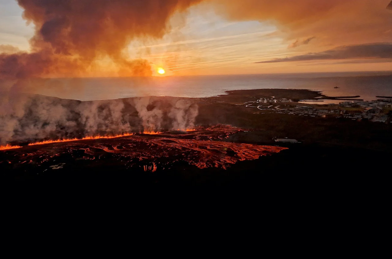 ICELAND-VOLCANO/Icelandic Coast Guard/Handout via REUTERS