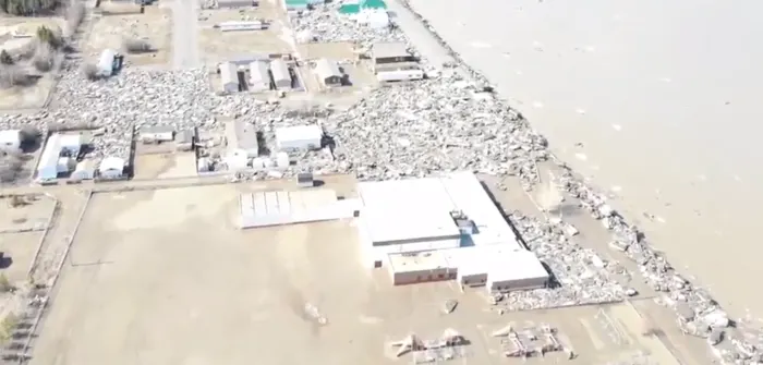 Une ville albertaine inondée par d'énormes blocs de glace