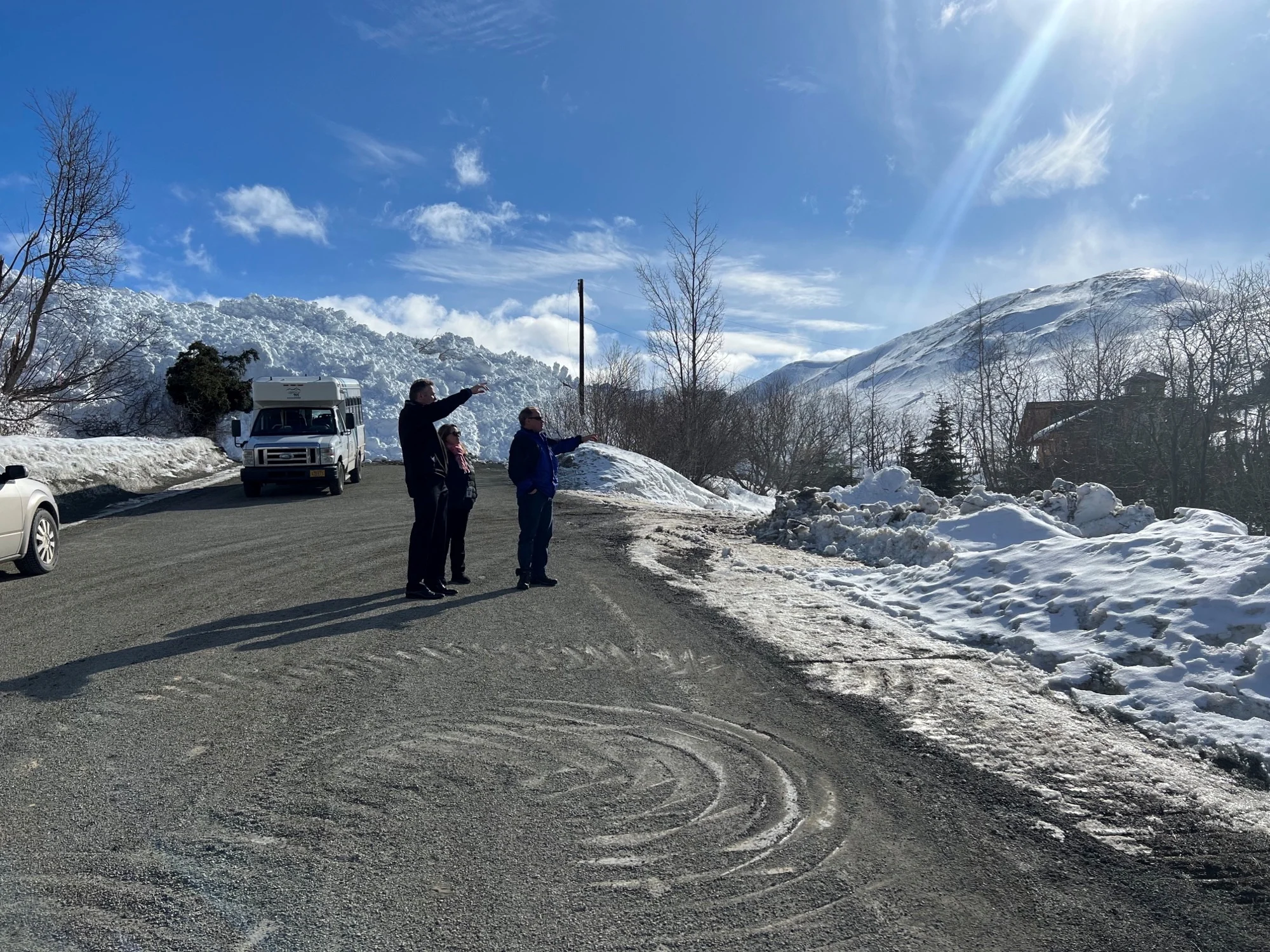 2022-03-28T082339Z 1 LYNXNPEI2R0D1 RTROPTP 4 USA-ALASKA-AVALANCHE