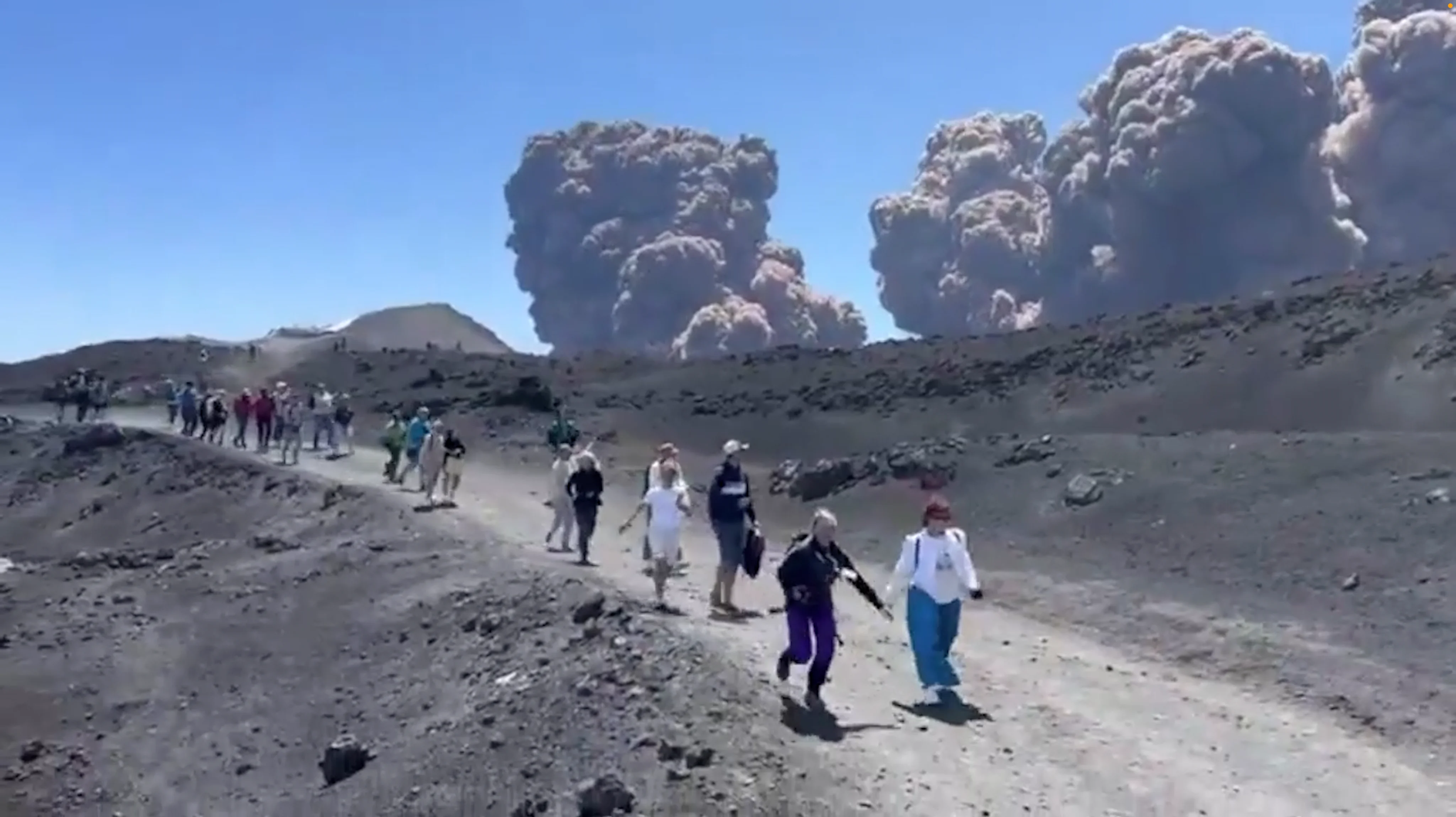 ruption-volcanique-en-italie-des-randonneurs-fuient-le-mont-etna