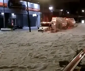 Intense hail storm in Mexico blankets city in 150 cm of ice