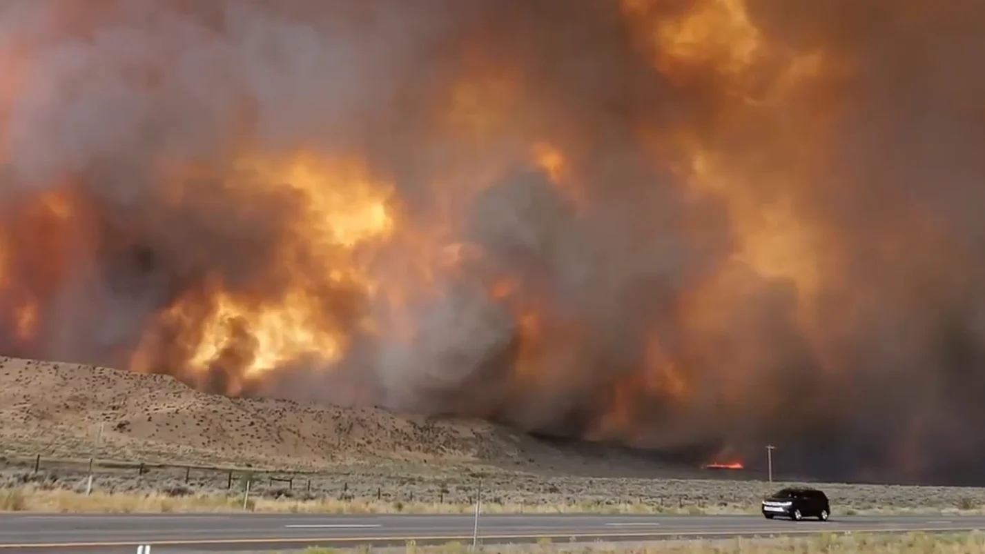 Rare tourbillon de feu en Californie : des images incroyables!