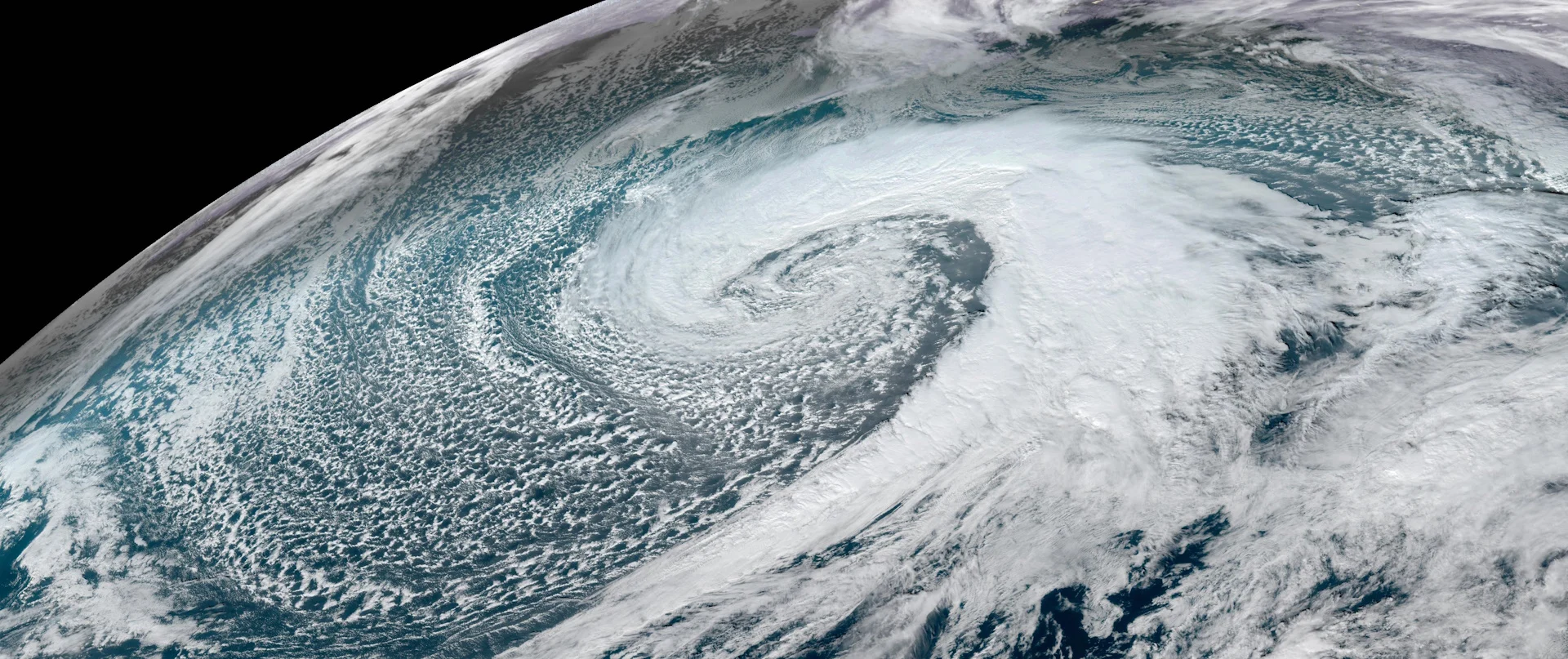 Le pays entouré de deux immenses tempêtes : trop grosses pour les satellites