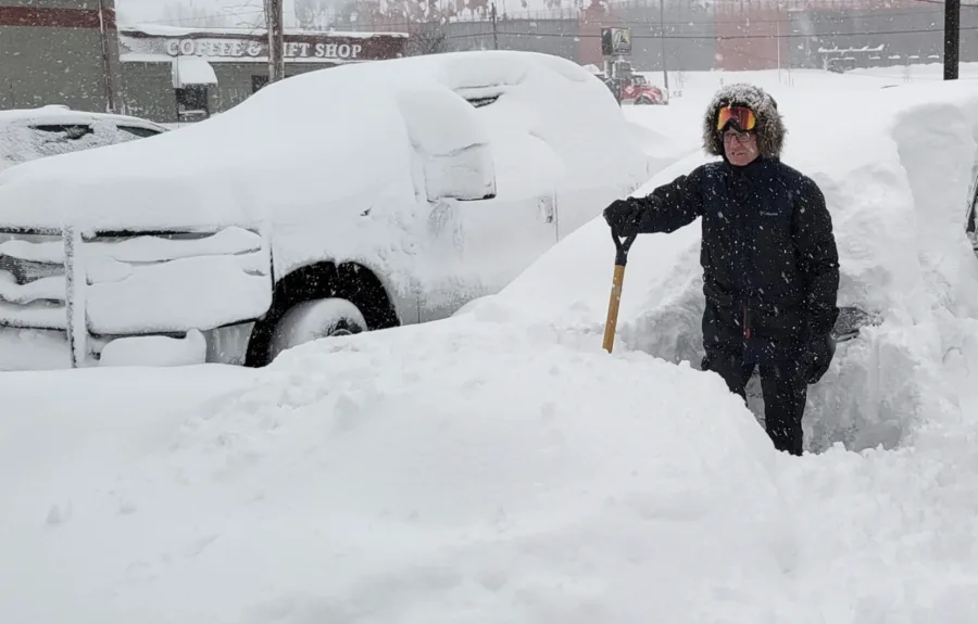 EN IMAGES | Une portion des États-Unis paralysée par deux mètres de neige