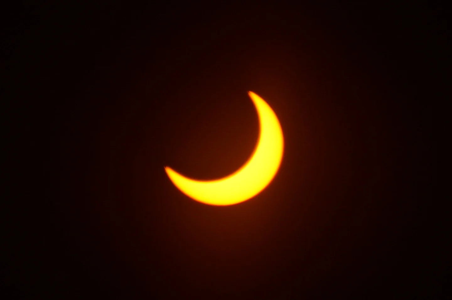 Voyez les images de la fascinante éclipse solaire partielle