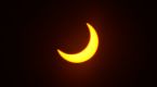 Voyez les images de la fascinante éclipse solaire partielle
