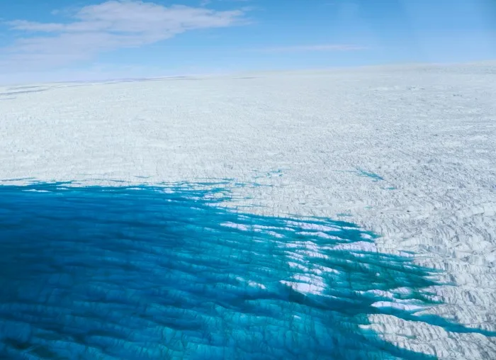 [EN IMAGES] Un lac se vide en quelques heures