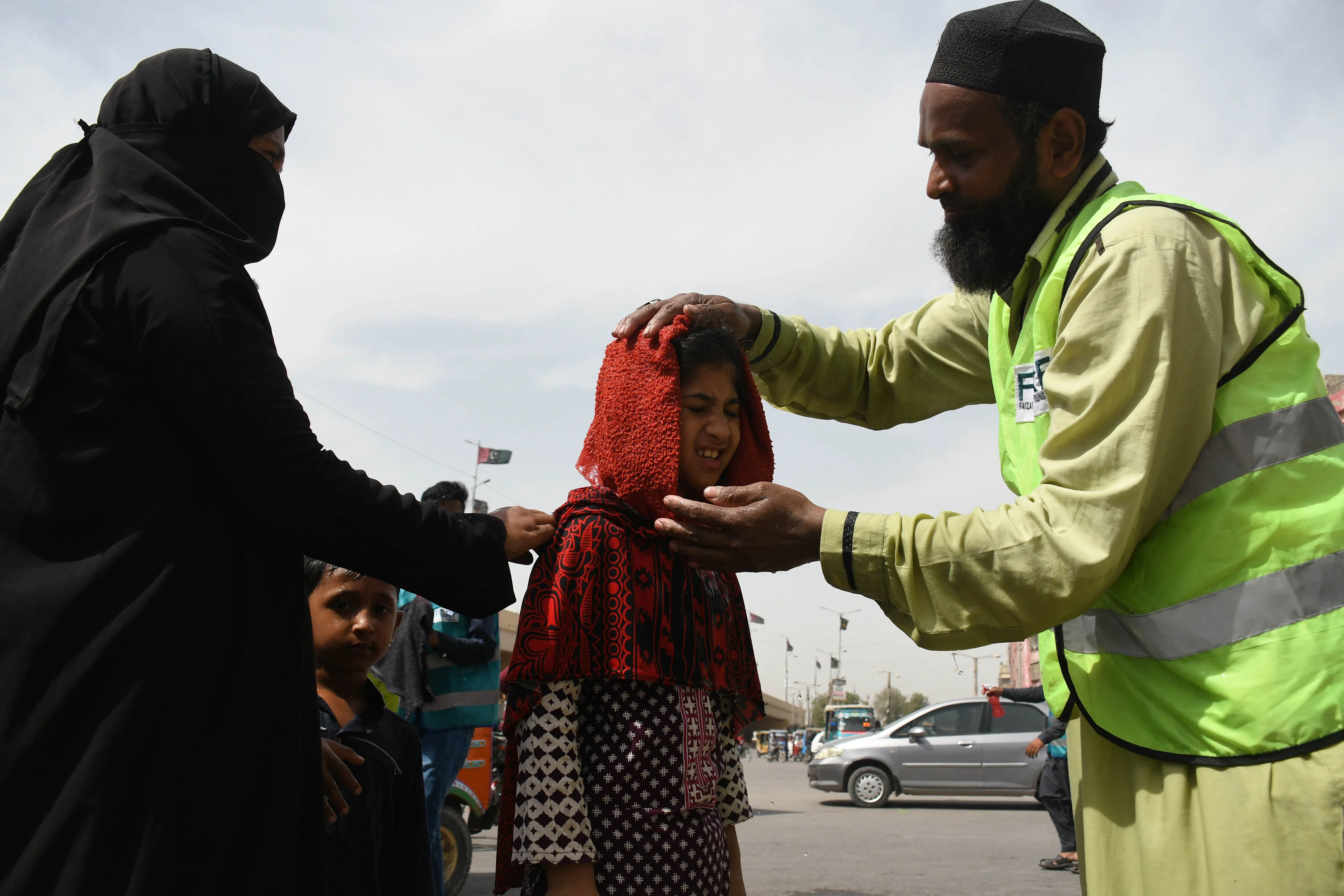 Pakistan-heatwave-wet-towel-GettyImages-1240593059