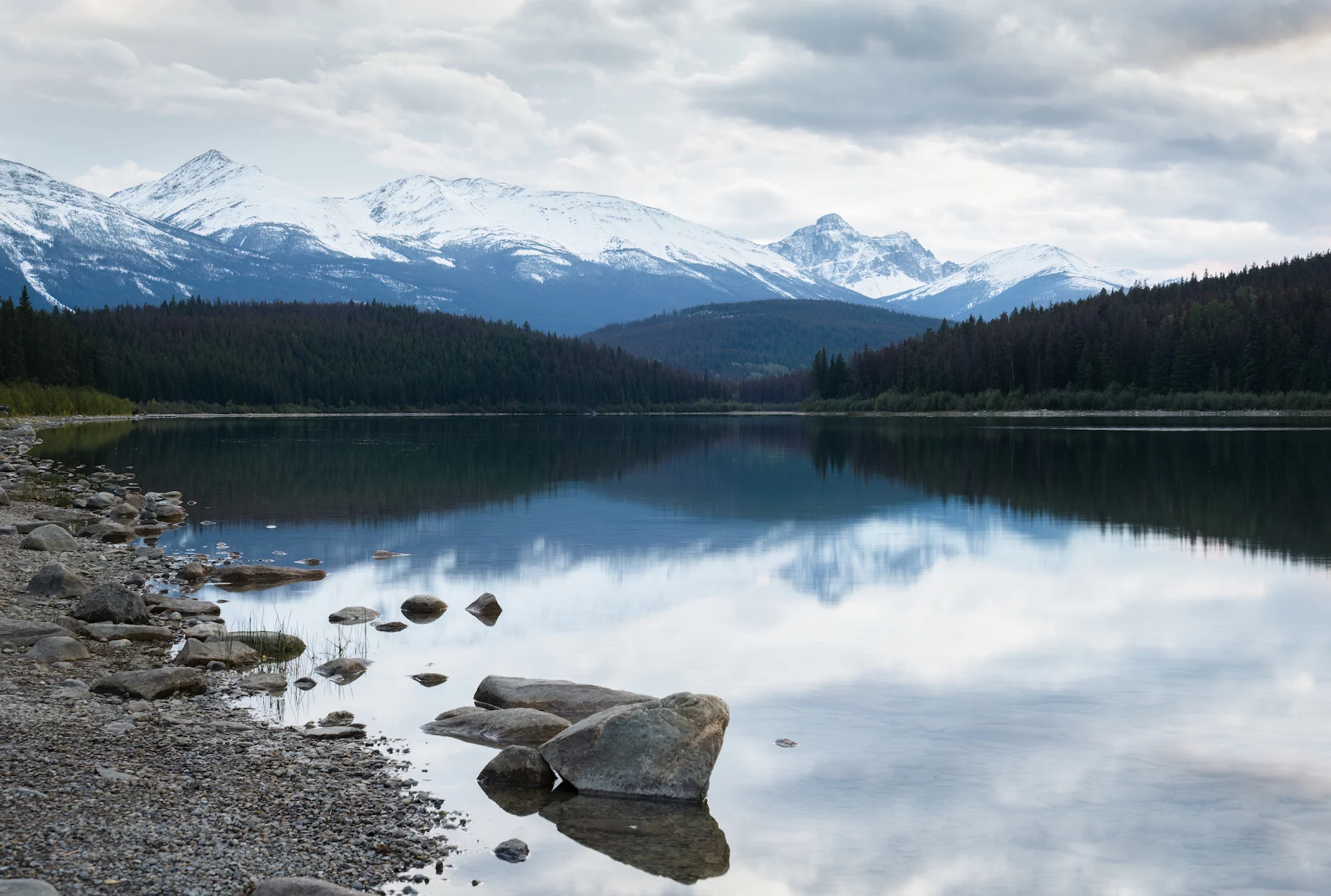 Mountains and lake/Getty Images-1455421037