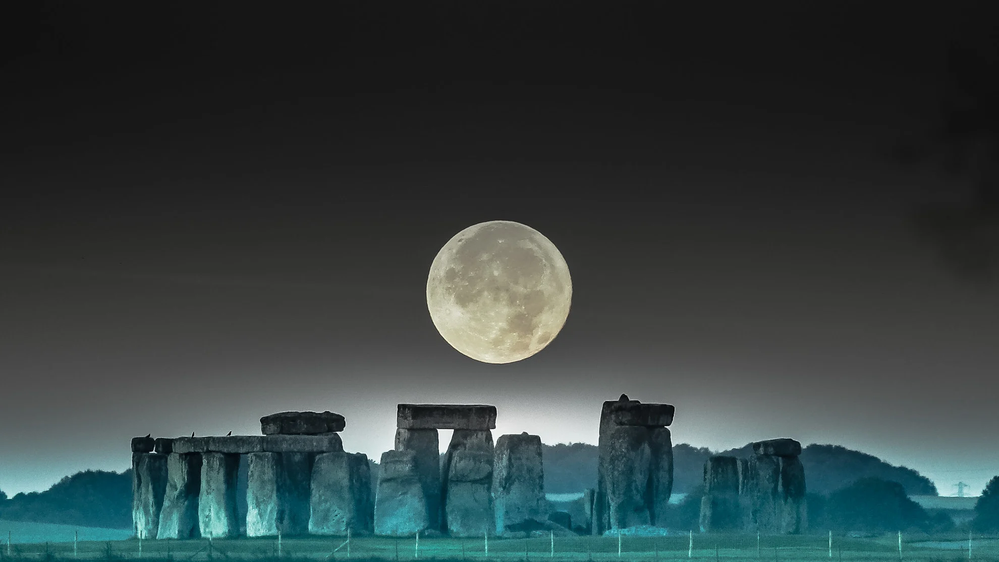 Harvest Moon over Stonehenge - Jeff Welch - CC BY 20