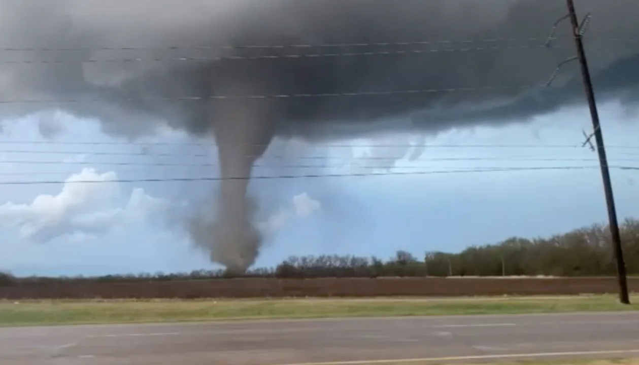 Images terrifiantes : une tornade sème le chaos aux É.-U.