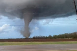 Images terrifiantes : une tornade sème le chaos aux É.-U.