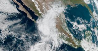 Major Hurricane Orlene threatens flooding in Mexican resort city