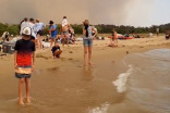 Thousands trapped on Australian beaches by dangerous bushfires
