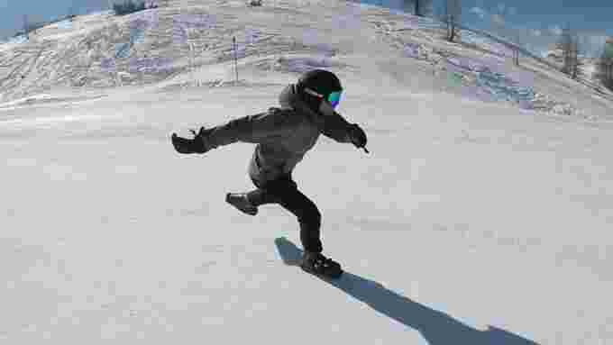 Un homme utilise le Snowfeet sur une pente de ski
