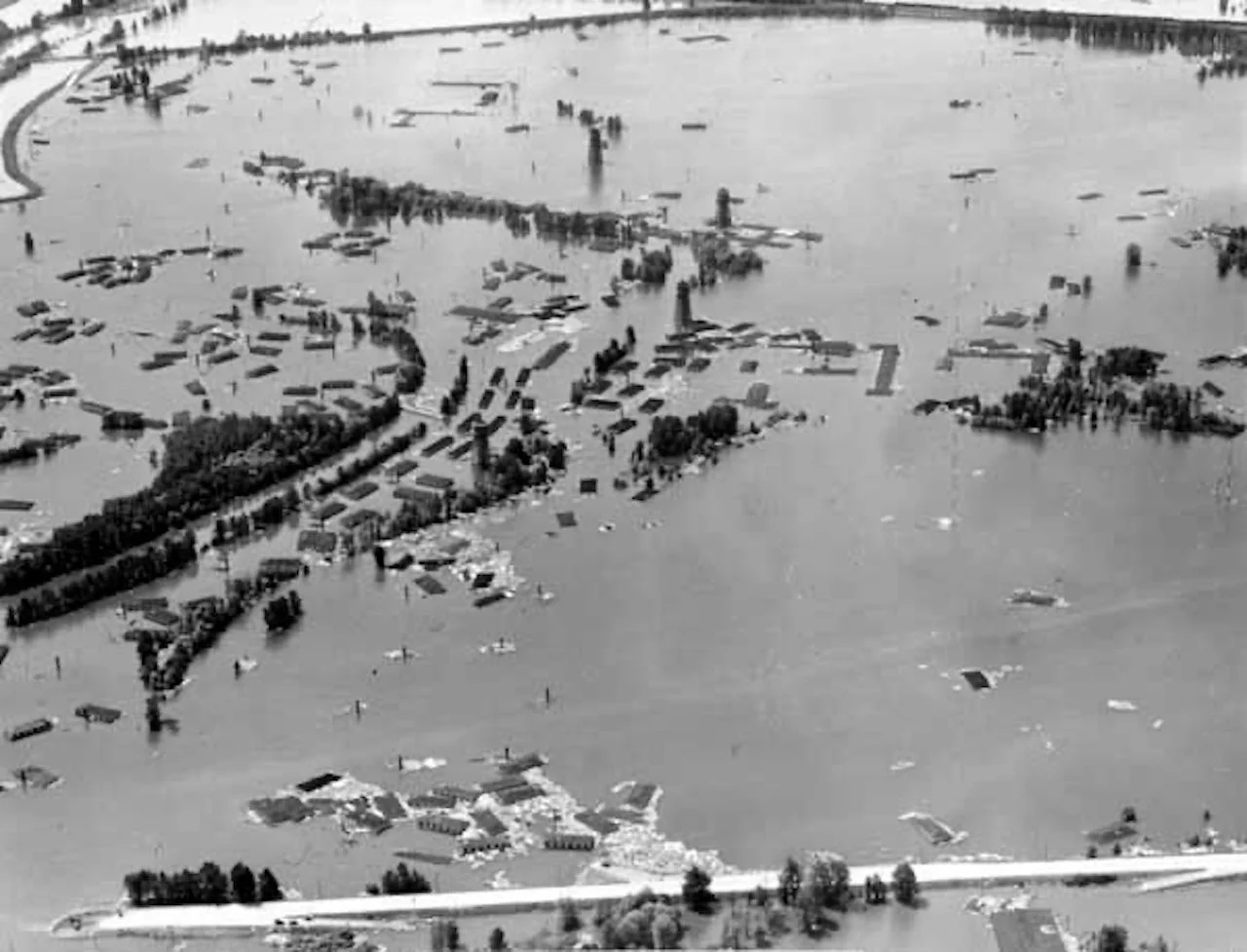 Aerial view of vanport flooded (3)