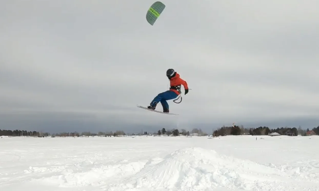 Un homme saute en snowkite