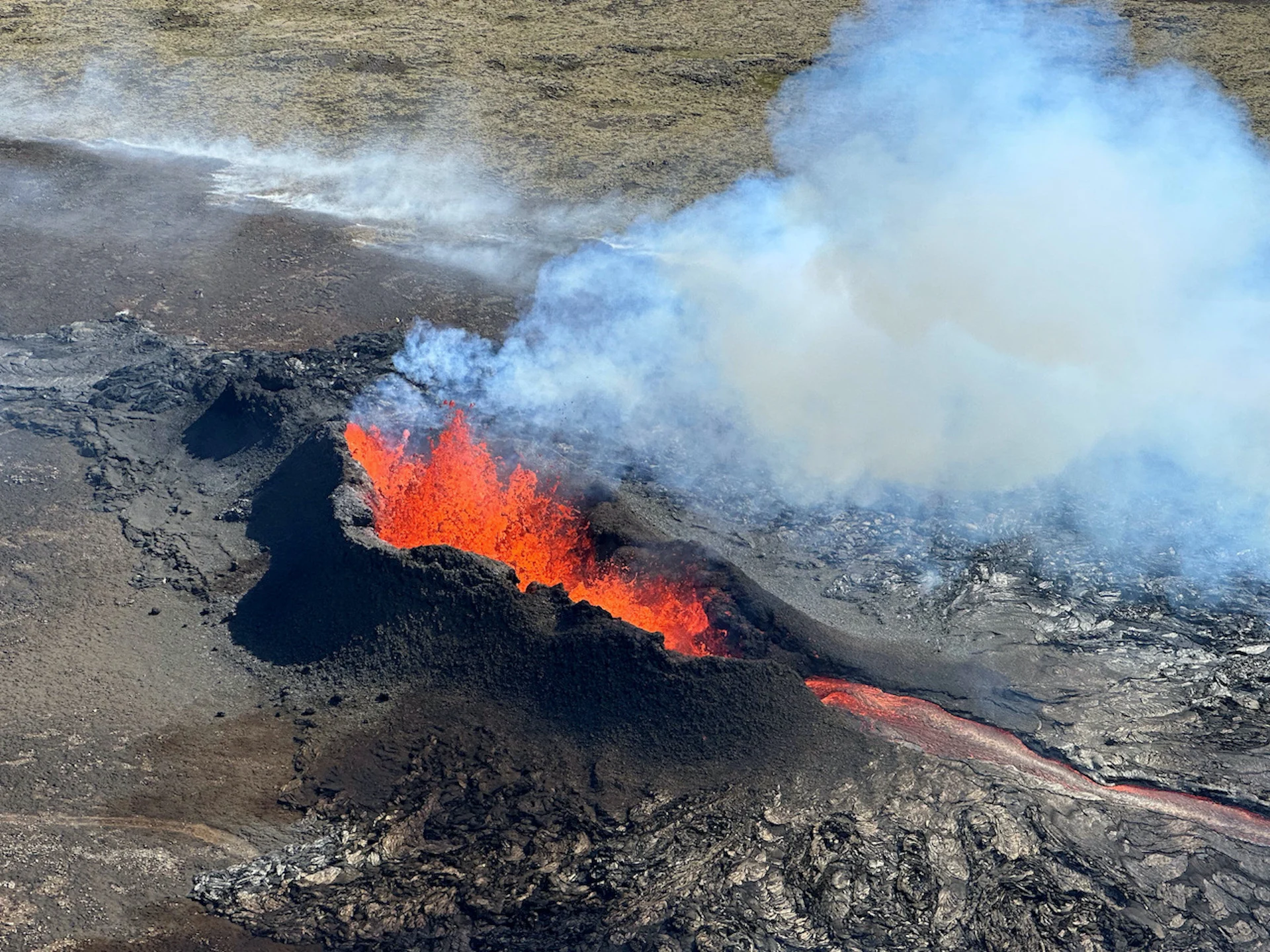 Iceland evacuates town over concerns of volcanic eruption