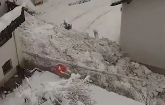 On Camera: Avalanche rolls through Italian village