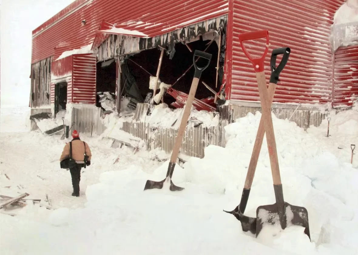 CBC: Shovels line the outside of the gymnasium of the school in Kangiqsualujjaq, Que., on Jan. 2, 1999. (Paul Chiasson/Canadian Press)