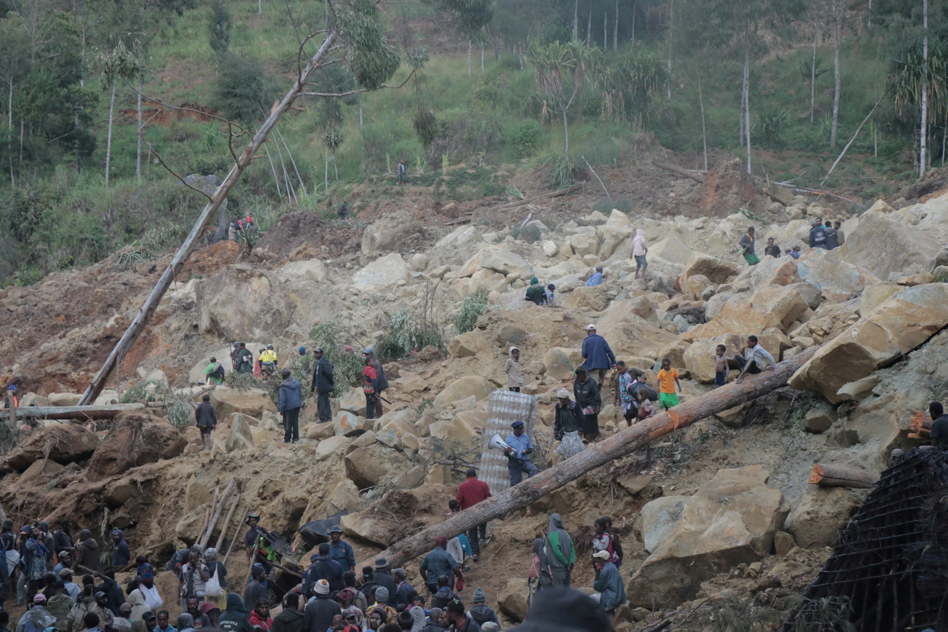 More than 2000 people buried in Papua New Guinea landslide, government says 