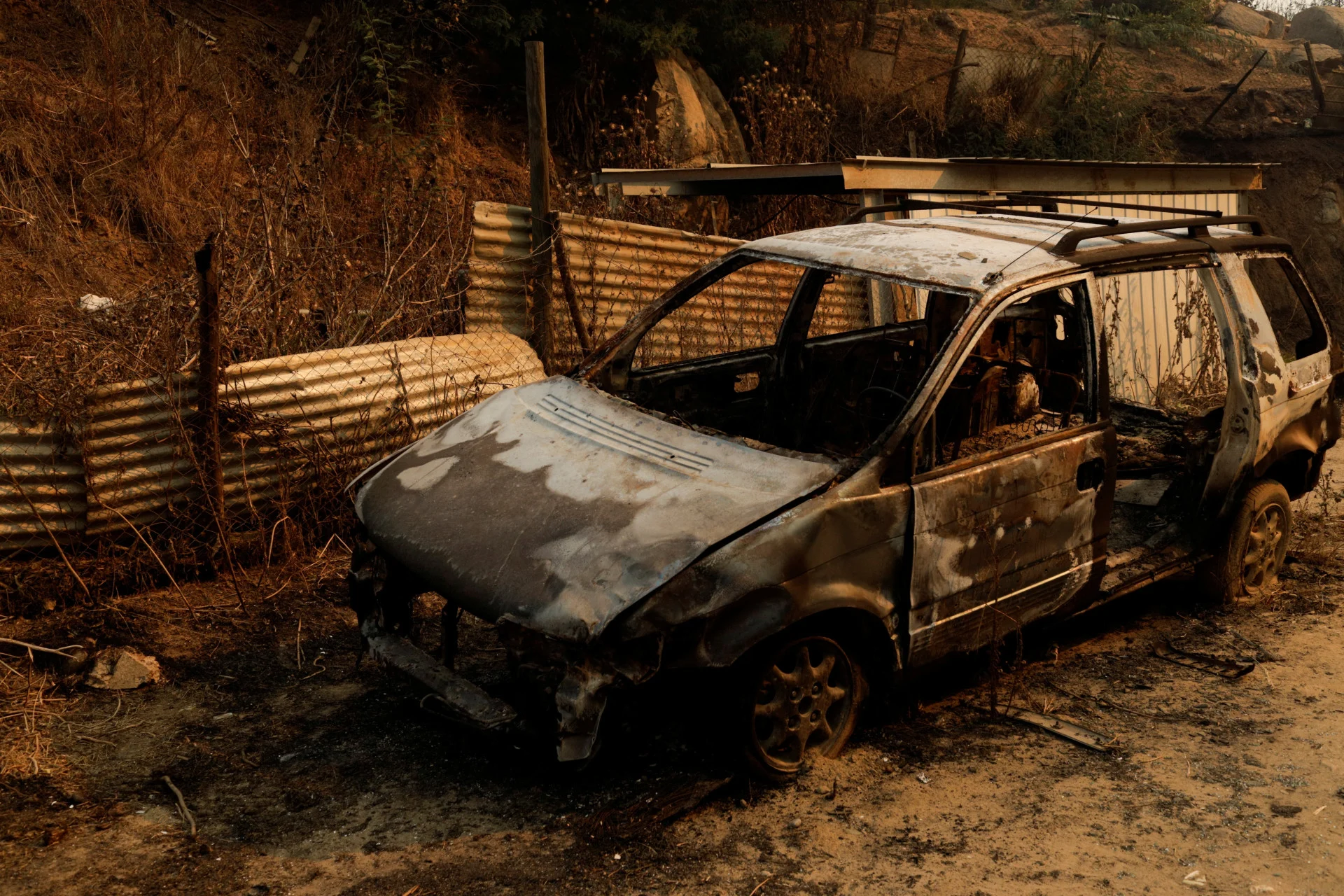 Chile forest fires kill 99 as hundreds remain missing