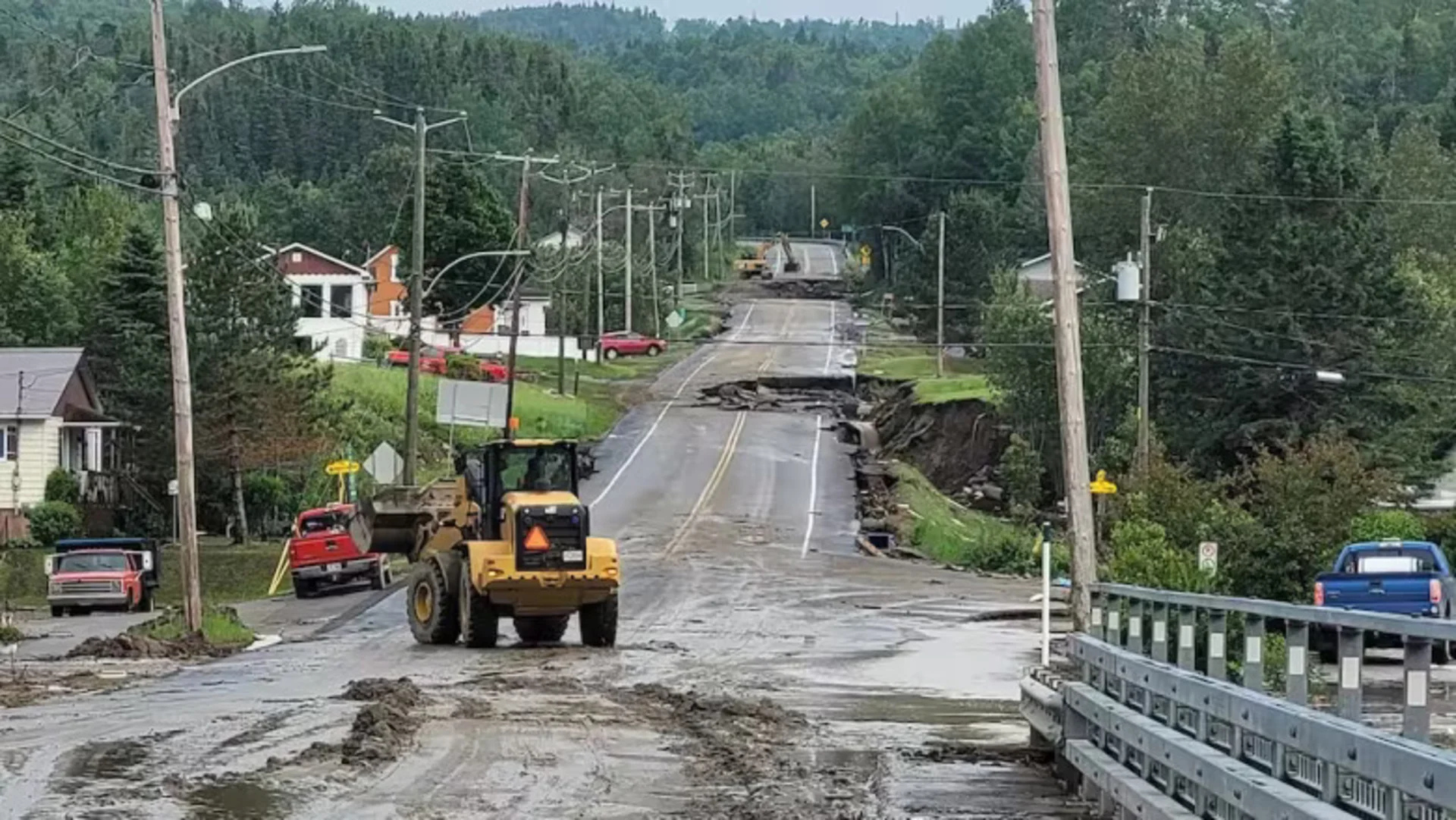 2 missing, hundreds forced to evacuate after landslide in Rivière-Éternité, Que.