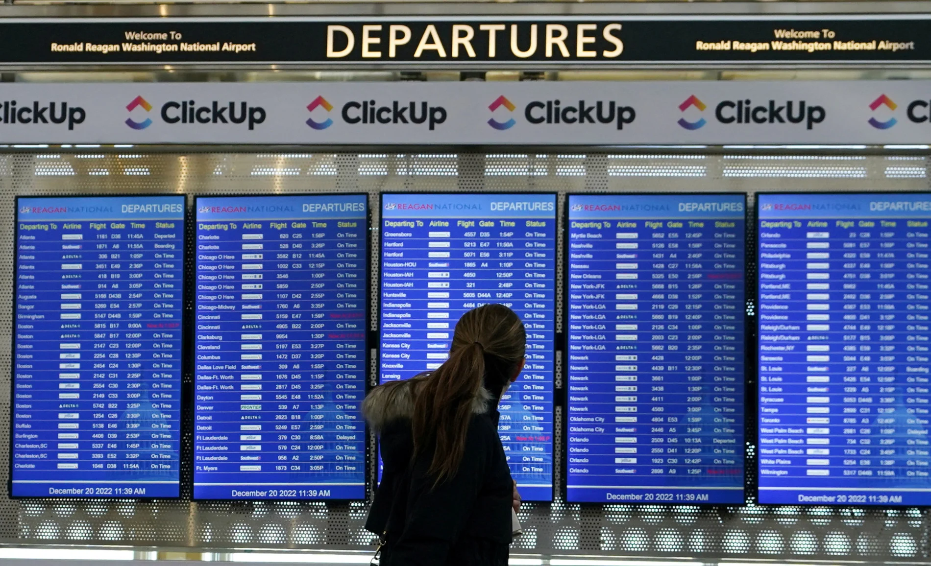 Airlines scrap 3,800 U.S. flights as winter storm disrupts holiday travel