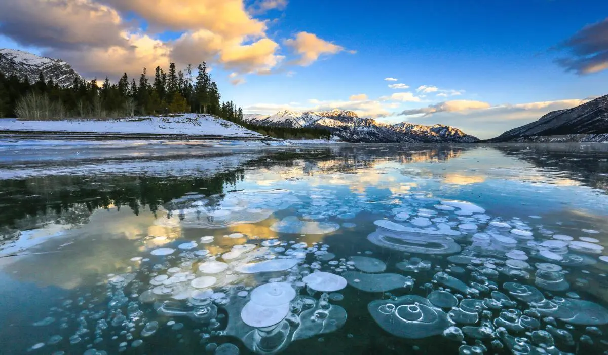 Des bulles de méthane donnent une allure spectaculaire à un lac