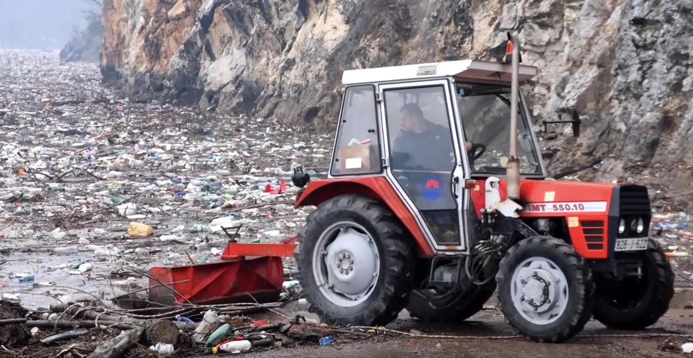Une mer de plastique envahit une rivière chaque année