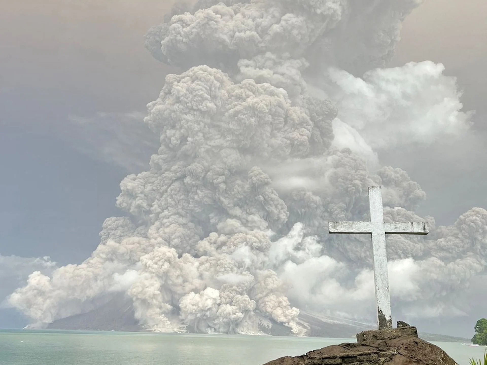 Des milliers d'habitants évacués après une éruption volcanique