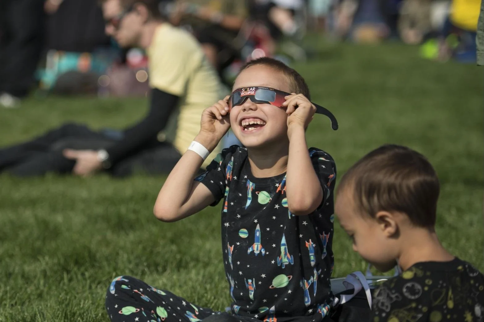 Éclipse : fermer les écoles pour la sécurité des enfants