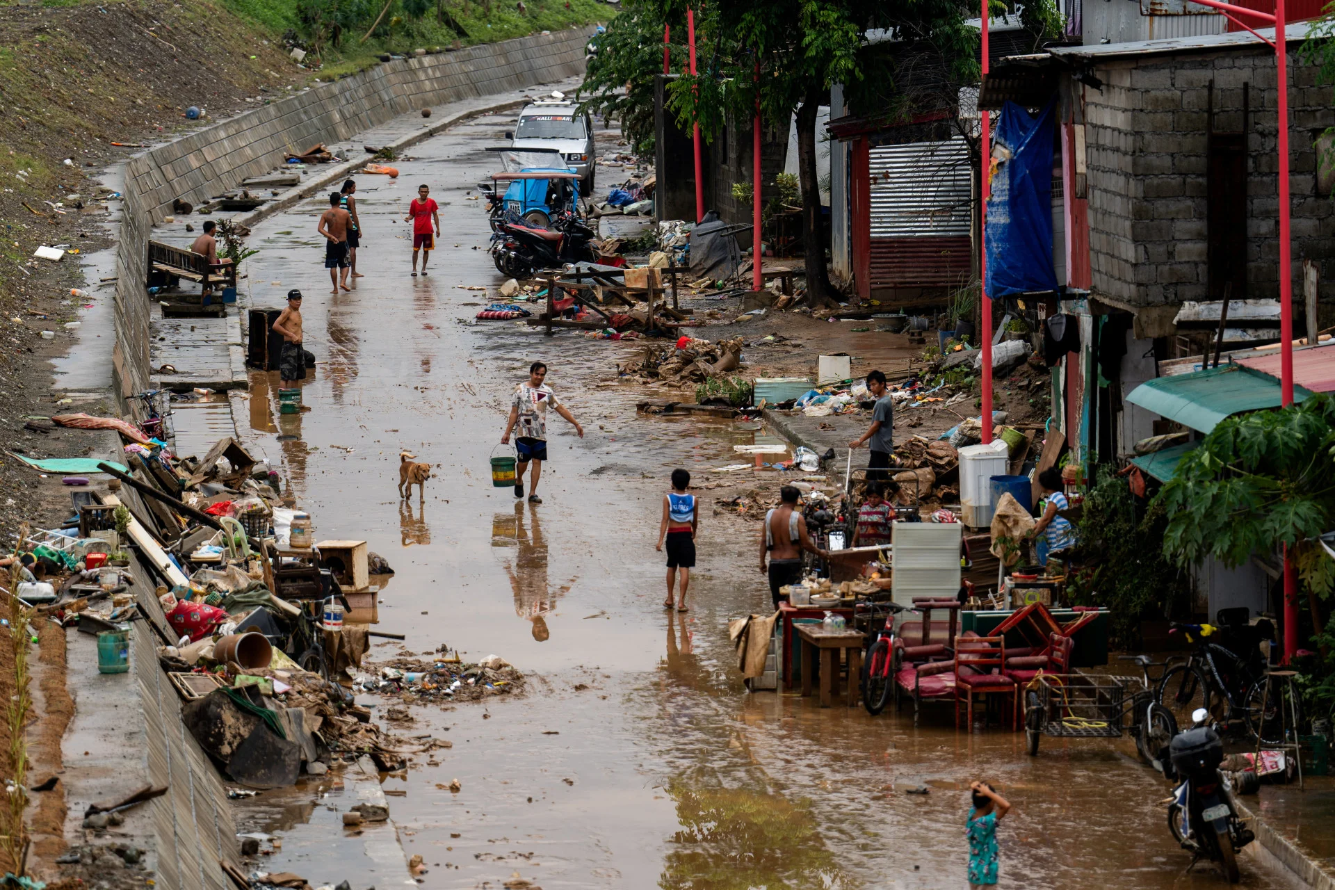 Reuters: Residents salvage their belongings following the floods brought by Typhoon Gaemi, in Marikina City, Metro Manila, Philippines, July 25, 2024. REUTERS/Lisa Marie David