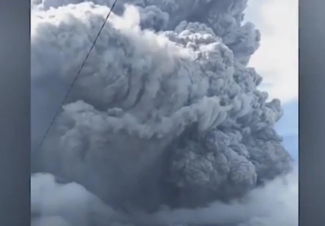 [EN IMAGES] Indonésie : un volcan crache 5000 mètres de cendres