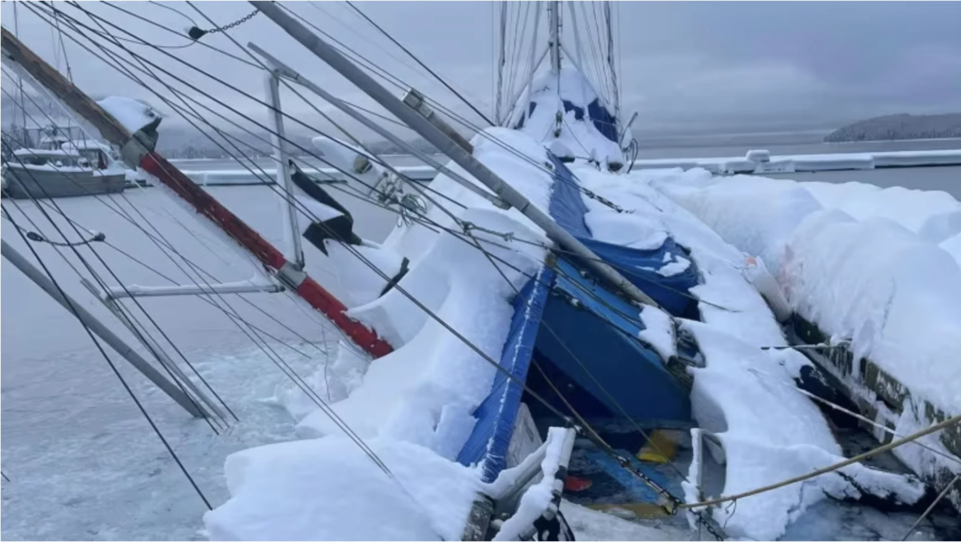 Heavy snowfall in Juneau, Alaska, sinks boats in harbour