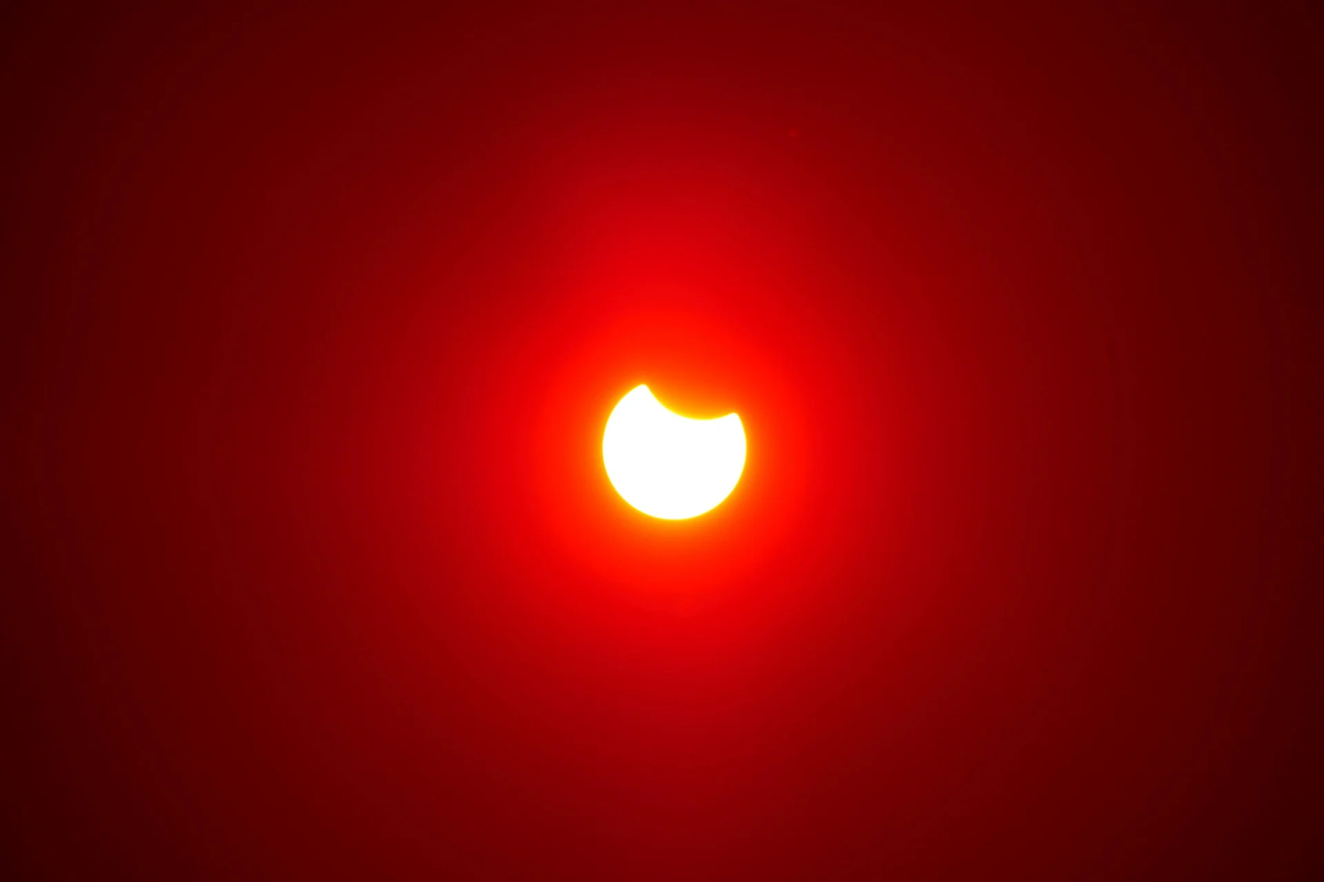 éclipse solaire partielle