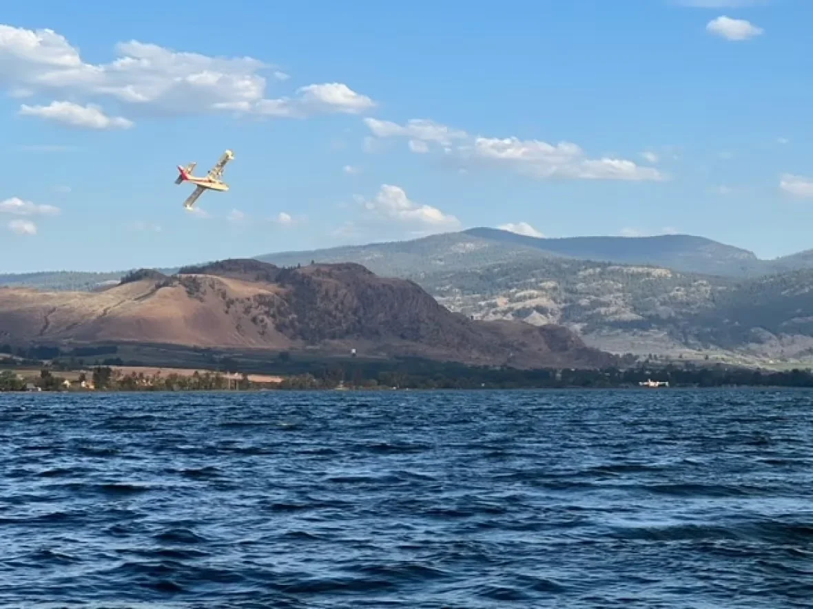 planes-scooping-water-osoyoos-fire/Helen Bobbitt via CBC