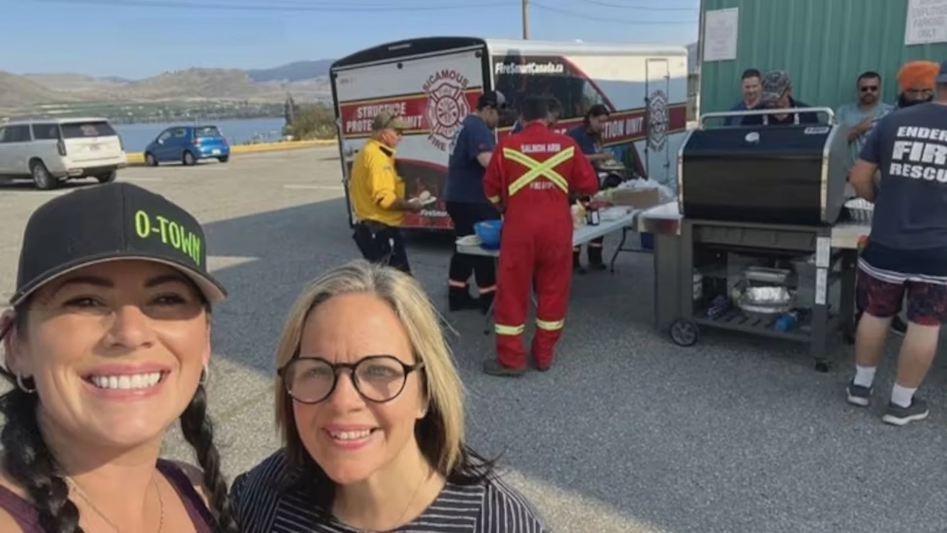 Osoyoos residents rally to feed hundreds of wildfire fighters protecting town
