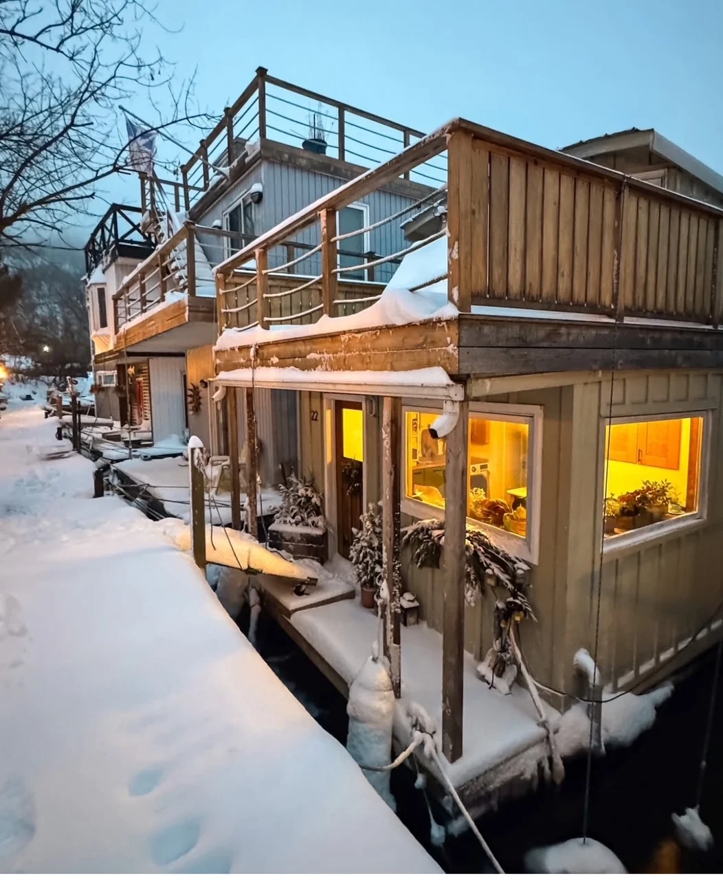 Kate Fincham houseboat/Instagram @ mylittlehouseboat