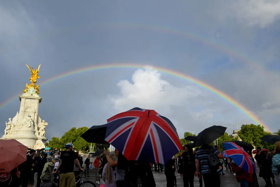 Double rainbow formed over Buckingham Palace as crowd paid respects to the Queen