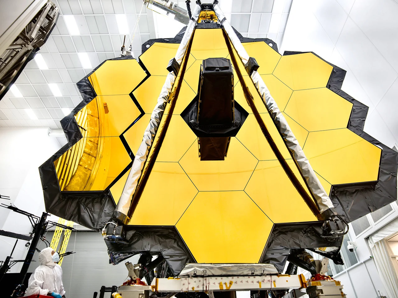 Primary-Mirror-James-Webb-Space-Telescope-NASA-ChrisGunn