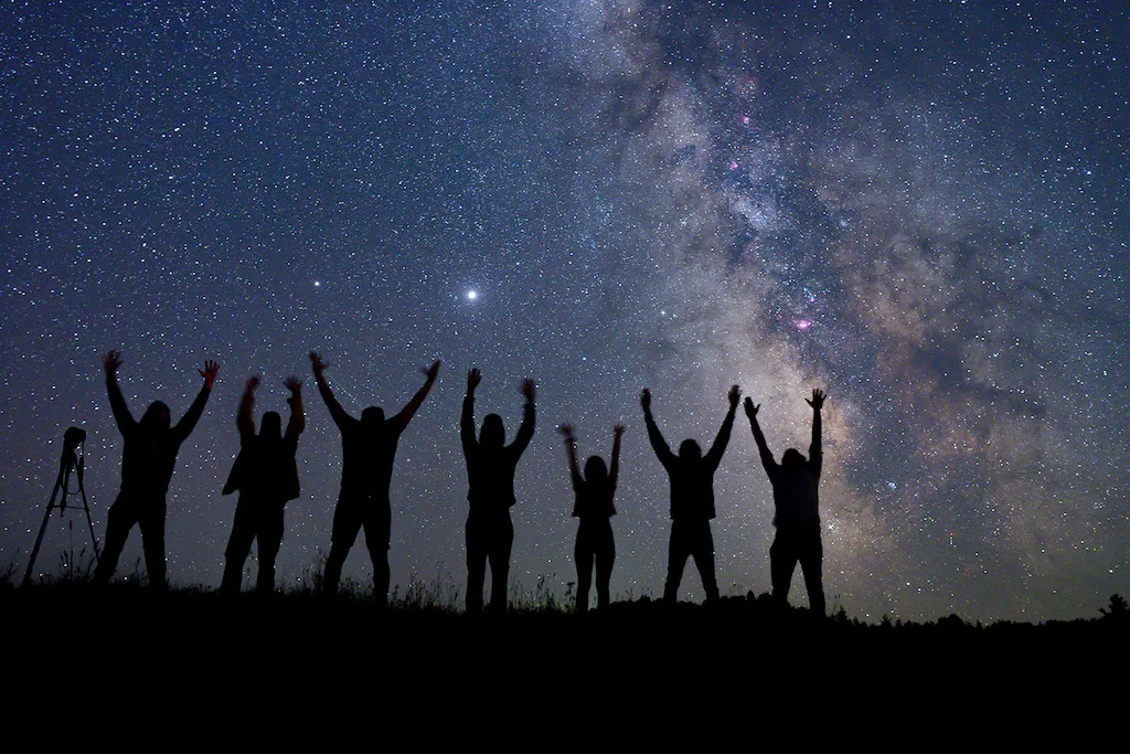 grouphoto-milkyway02-handsup