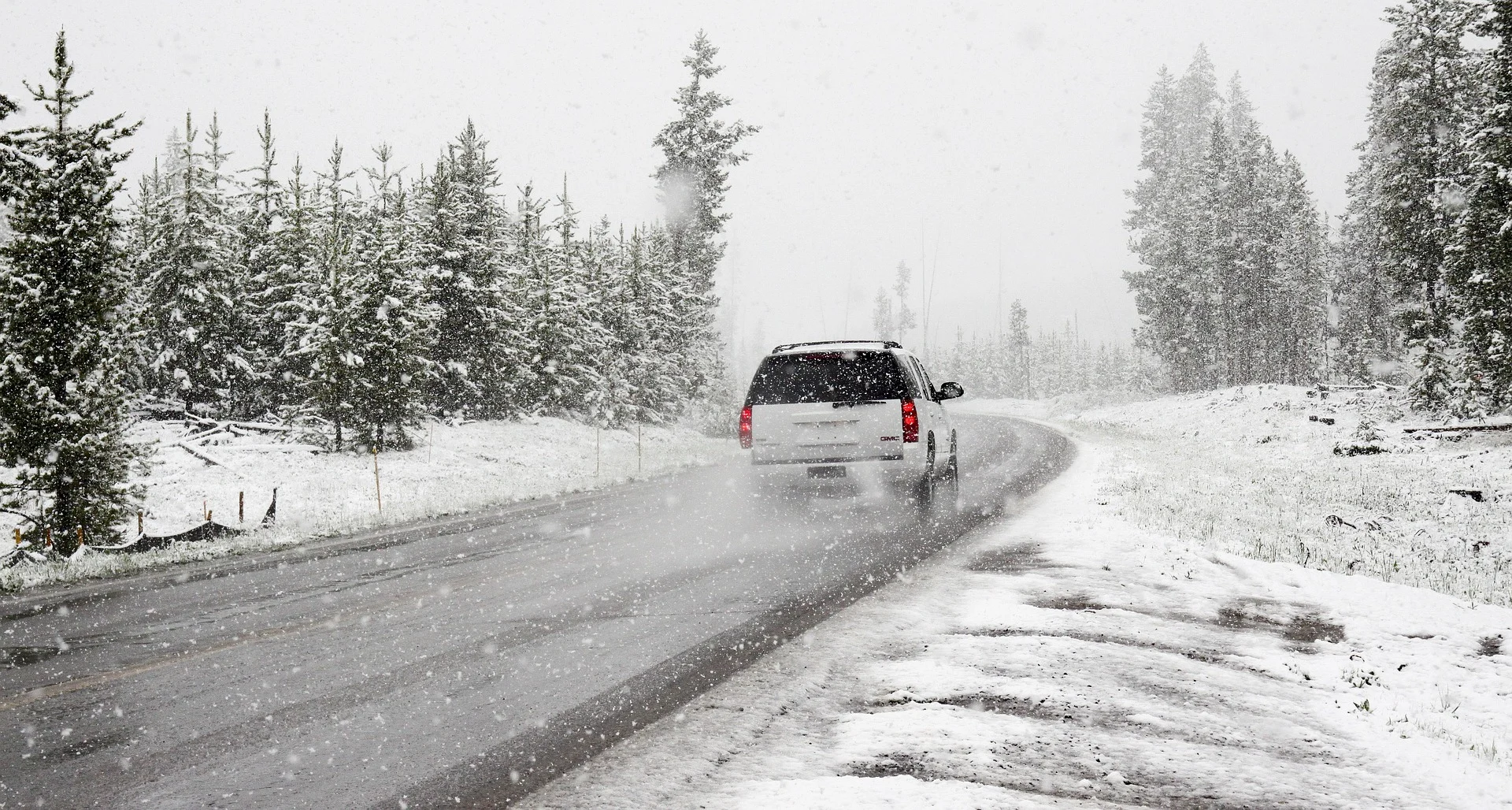 Neige, rafales, poudrerie : conditions routières difficiles dimanche
