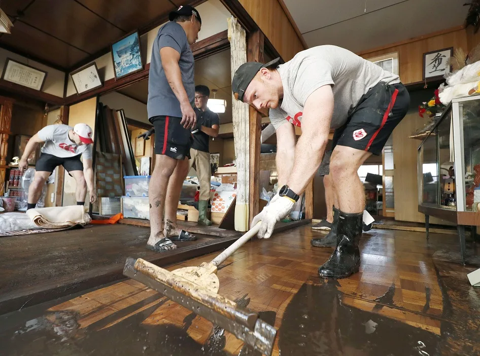 Canada's rugby team pitches in to help after Typhoon Hagibis